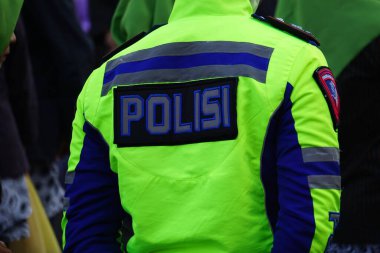 Üniformalı Endonezyalı polis memuru