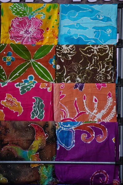 滑らかなバティック生地の布の質感 バティックはインドネシアのファブリックパターンの1つです — ストック写真