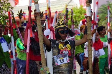 Simpang Lima Gumul Kediri 'de düzenlenen Endonezya bağımsızlık gününü kutlamak için Stilts (festival egrang) karnavalı