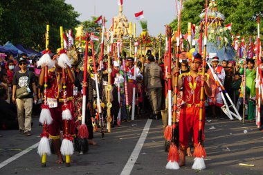 Simpang Lima Gumul Kediri 'de düzenlenen Endonezya bağımsızlık gününü kutlamak için Stilts (festival egrang) karnavalı