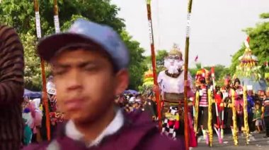 Simpang Lima Gumul Kediri 'de düzenlenen Endonezya bağımsızlık gününü kutlamak için Stilts (festival egrang) karnavalı