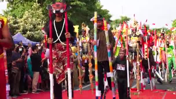 Stilts Festival Egrang Carnaval Indonesische Onafhankelijkheidsdag Vieren Simpang Lima Gumul — Stockvideo