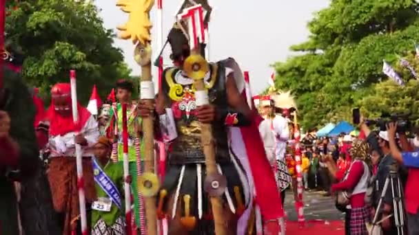 Stilts Festival Egrang Karnaval Untuk Merayakan Hari Kemerdekaan Indonesia Simpang — Stok Video