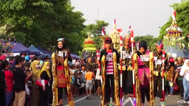 Stilts Festival Egrang Karneval För Att Fira Indonesiska Självständighetsdagen Simpang — Stockvideo