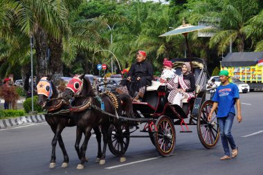 Endonezya 'nın bağımsızlık gününü kutlamak için at arabasında Inu Kirana (Kediri turizm elçisi)