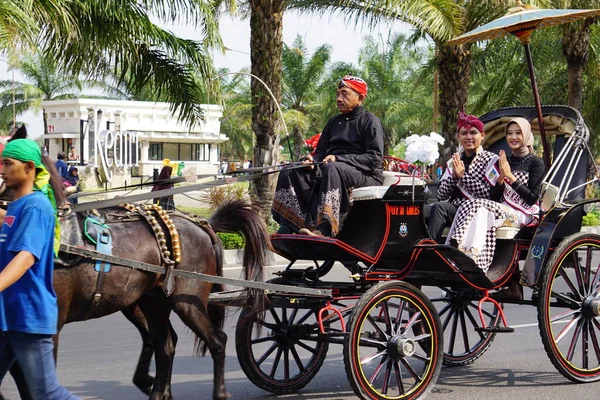 Inu Kirana Ambassadeur Voor Toerisme Van Kediri Koets Onafhankelijkheidsdag Van — Stockfoto