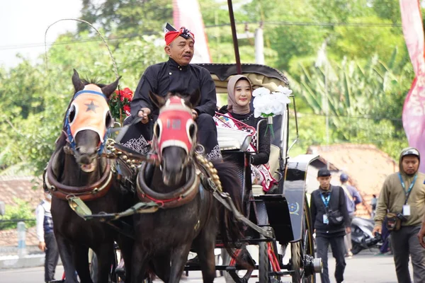 Inu Kirana Embaixador Turismo Kediri Carruagem Puxada Cavalo Para Celebrar — Fotografia de Stock
