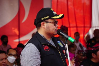 Endonezya 'nın bağımsızlığını kutlamak için Kirab tumpeng hasil bumi' de (çiftçi şükran günü) Kediri Hanindhito Himawan Pramana (Mas Dhito) naibi.