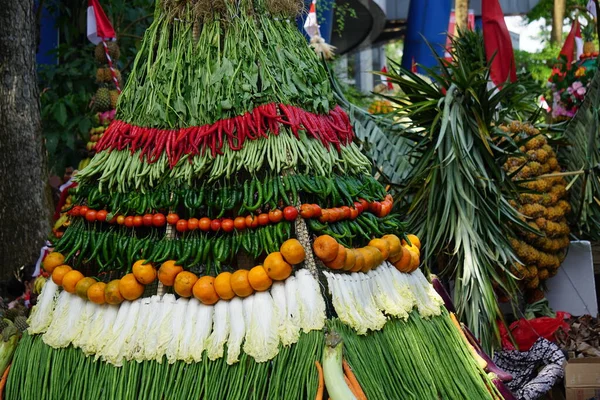 Tumpeng sayur dan buah geleneksel ritüel üzerine. Tumpeng sayur dan buah çeşitli meyve ve sebzelerle koni anlamına gelir. Bu meyve geleneksel ayin ya da kültürde hizmet verir.