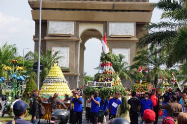 Endonezya bağımsızlık gününü Simpang Lima Gumul Kediri 'de kutlamak için Kirab tumpeng hasil bumi (çiftçi şükran günü)