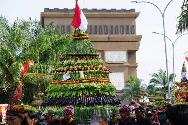 Endonezya bağımsızlık gününü Simpang Lima Gumul Kediri 'de kutlamak için Kirab tumpeng hasil bumi (çiftçi şükran günü)