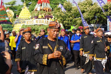 Endonezya bağımsızlık gününü Simpang Lima Gumul Kediri 'de kutlamak için Kirab tumpeng hasil bumi (çiftçi şükran günü)