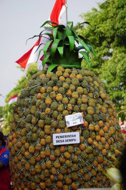 Endonezya bağımsızlık gününü Simpang Lima Gumul Kediri 'de kutlamak için Kirab tumpeng hasil bumi (çiftçi şükran günü)