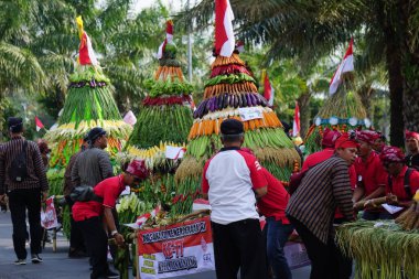 Endonezya bağımsızlık gününü Simpang Lima Gumul Kediri 'de kutlamak için Kirab tumpeng hasil bumi (çiftçi şükran günü)