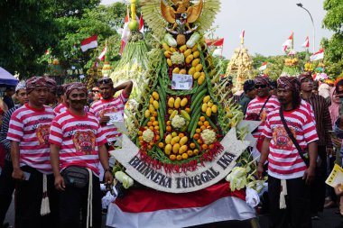 Endonezya bağımsızlık gününü Simpang Lima Gumul Kediri 'de kutlamak için Kirab tumpeng hasil bumi (çiftçi şükran günü)