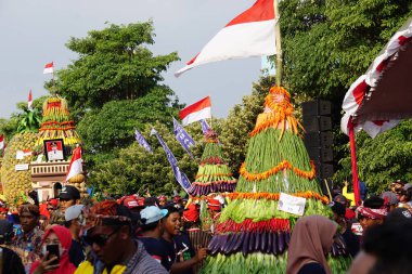 Endonezya bağımsızlık gününü Simpang Lima Gumul Kediri 'de kutlamak için Kirab tumpeng hasil bumi (çiftçi şükran günü)