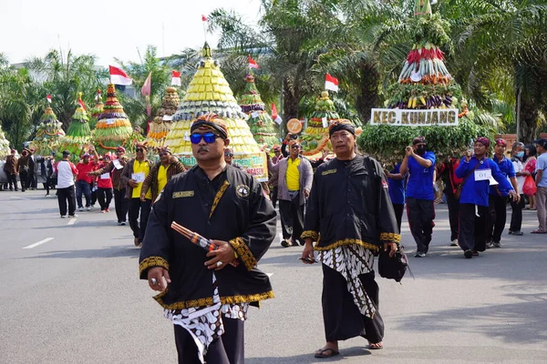 キラブ トゥンプン ハシル 農民感謝祭 シンパン グゥル ケディリでインドネシア独立記念日を祝う — ストック写真