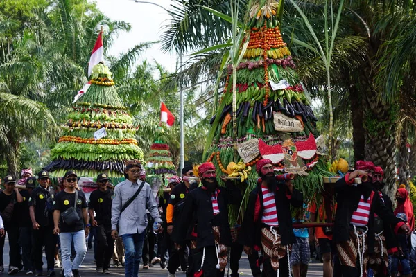Kirab Tumpeng Hasil Bumi Farmář Díkůvzdání Oslavu Indonéského Dne Nezávislosti — Stock fotografie
