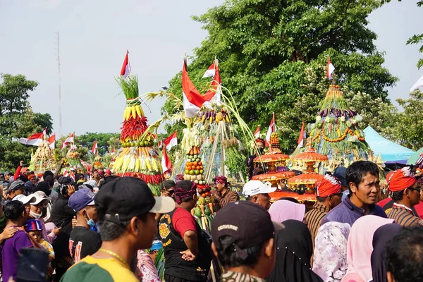 キラブ トゥンプン ハシル 農民感謝祭 シンパン グゥル ケディリでインドネシア独立記念日を祝う — ストック写真