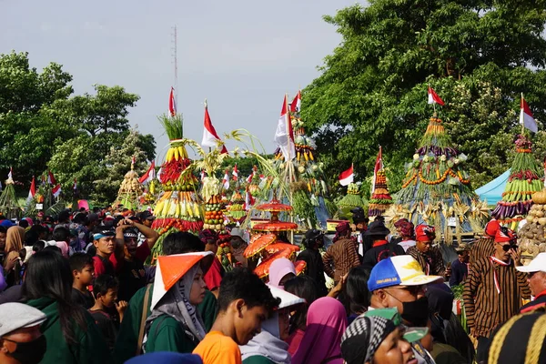 Kirab Tumpeng Hasil Bumi Farmer Hálaadás Indonéz Függetlenség Napjának Megünneplésére — Stock Fotó