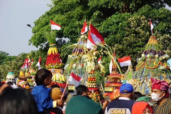 Kirab Tumpeng Hasil Bumi Farmer Thanksgiving Celebrate Indonesian Independence Day — Stock Photo, Image