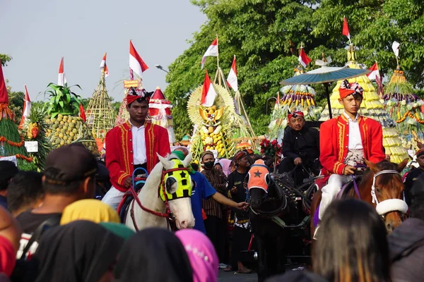 Kirab Tumpeng Hasil Bumi Farmer Hálaadás Indonéz Függetlenség Napjának Megünneplésére — Stock Fotó