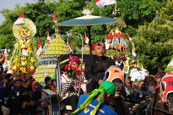 Kirab Tumpeng Hasil Bumi Farmer Thanksgiving Celebrate Indonesian Independence Day — Stock Photo, Image