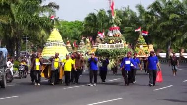 Endonezya bağımsızlık gününü Simpang Lima Gumul Kediri 'de kutlamak için Kirab tumpeng hasil bumi (çiftçi şükran günü)