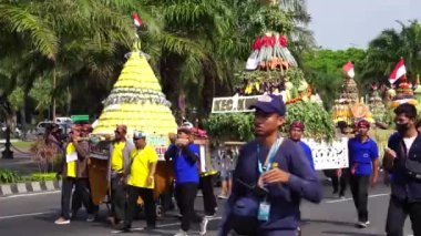 Endonezya bağımsızlık gününü Simpang Lima Gumul Kediri 'de kutlamak için Kirab tumpeng hasil bumi (çiftçi şükran günü)