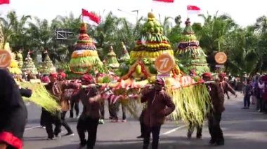 Endonezya bağımsızlık gününü Simpang Lima Gumul Kediri 'de kutlamak için Kirab tumpeng hasil bumi (çiftçi şükran günü)