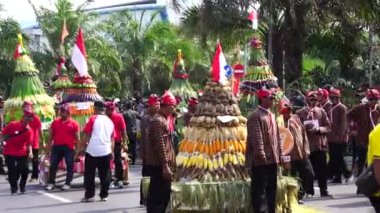 Endonezya bağımsızlık gününü Simpang Lima Gumul Kediri 'de kutlamak için Kirab tumpeng hasil bumi (çiftçi şükran günü)