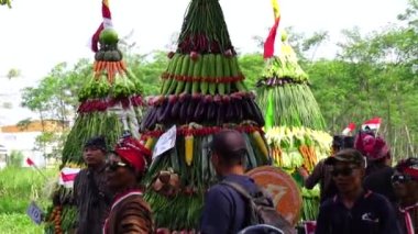 Endonezya bağımsızlık gününü Simpang Lima Gumul Kediri 'de kutlamak için Kirab tumpeng hasil bumi (çiftçi şükran günü)