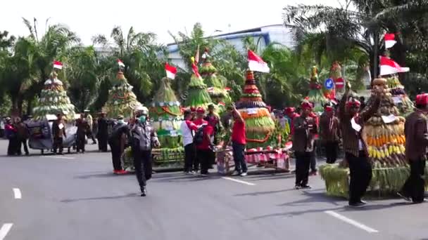 Kirab Tumpeng Hasil Bumi Boer Dankzegging Indonesische Onafhankelijkheidsdag Vieren Simpang — Stockvideo