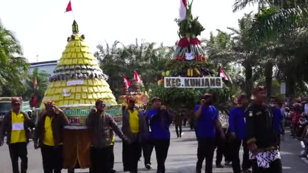 Kirab Tumpeng Hasil Bumi Farmář Díkůvzdání Oslavu Indonéského Dne Nezávislosti — Stock video