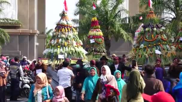 キラブ トゥンプン ハシル 農民感謝祭 シンパン グゥル ケディリでインドネシア独立記念日を祝う — ストック動画