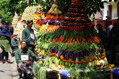 Endonezya bağımsızlık gününü Simpang Lima Gumul Kediri 'de kutlamak için Kirab tumpeng hasil bumi (çiftçi şükran günü)