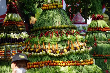 Endonezya bağımsızlık gününü Simpang Lima Gumul Kediri 'de kutlamak için Kirab tumpeng hasil bumi (çiftçi şükran günü)