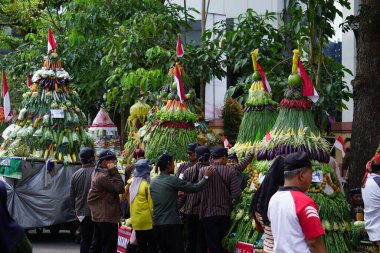 Endonezya bağımsızlık gününü Simpang Lima Gumul Kediri 'de kutlamak için Kirab tumpeng hasil bumi (çiftçi şükran günü)