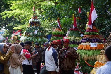 Endonezya bağımsızlık gününü Simpang Lima Gumul Kediri 'de kutlamak için Kirab tumpeng hasil bumi (çiftçi şükran günü)