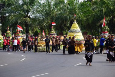 Endonezya bağımsızlık gününü Simpang Lima Gumul Kediri 'de kutlamak için Kirab tumpeng hasil bumi (çiftçi şükran günü)