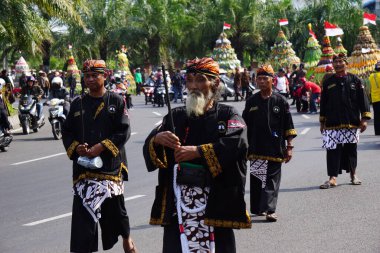 Endonezya bağımsızlık gününü Simpang Lima Gumul Kediri 'de kutlamak için Kirab tumpeng hasil bumi (çiftçi şükran günü)