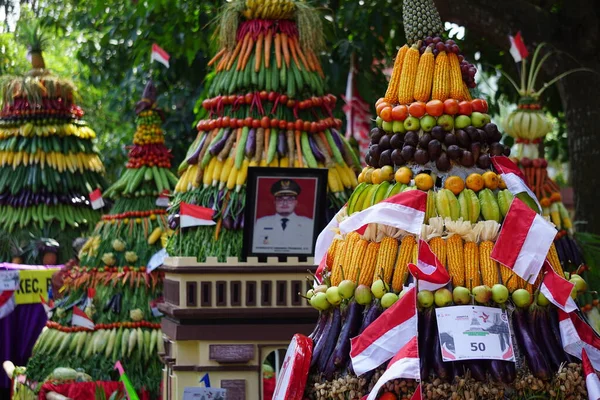 Endonezya bağımsızlık gününü Simpang Lima Gumul Kediri 'de kutlamak için Kirab tumpeng hasil bumi (çiftçi şükran günü)