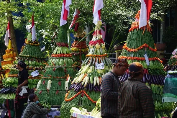 Kirab Tumpeng Hasil Bumi 农民感恩日 在Simpang Lima Gumul Kediri庆祝印度尼西亚独立日 — 图库照片