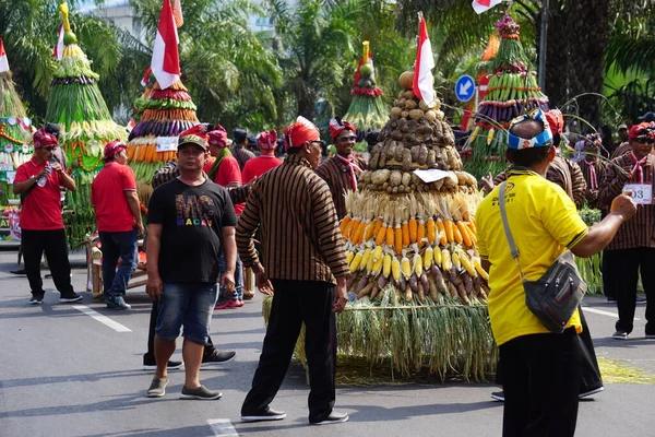 Kirab Tumpeng Hasil Bumi Święto Dziękczynienia Rolnika Okazji Indonezyjskiego Dnia — Zdjęcie stockowe