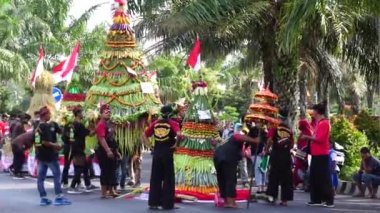 Endonezya bağımsızlık gününü Simpang Lima Gumul Kediri 'de kutlamak için Kirab tumpeng hasil bumi (çiftçi şükran günü)