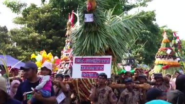 Endonezya bağımsızlık gününü Simpang Lima Gumul Kediri 'de kutlamak için Kirab tumpeng hasil bumi (çiftçi şükran günü)