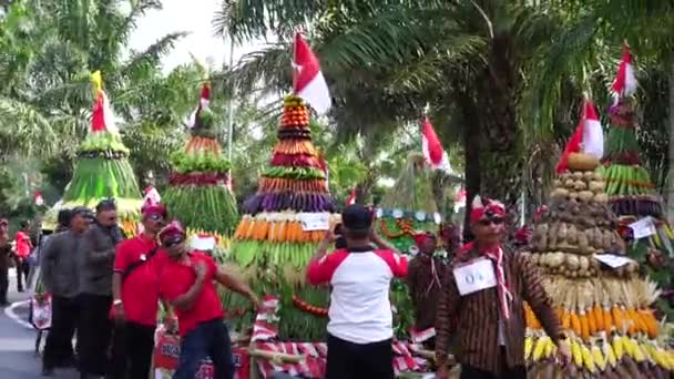 Kirab Tumpeng Hasil Bumi Boer Dankzegging Indonesische Onafhankelijkheidsdag Vieren Simpang — Stockvideo