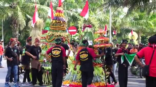 Endonezya Bağımsızlık Gününü Simpang Lima Gumul Kediri Kutlamak Için Kirab — Stok video