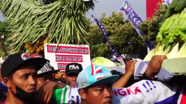 Kirab Tumpeng Hasil Bumi Farmář Díkůvzdání Oslavu Indonéského Dne Nezávislosti — Stock video