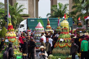 Endonezya bağımsızlık gününü Simpang Lima Gumul Kediri 'de kutlamak için Kirab tumpeng hasil bumi (çiftçi şükran günü)